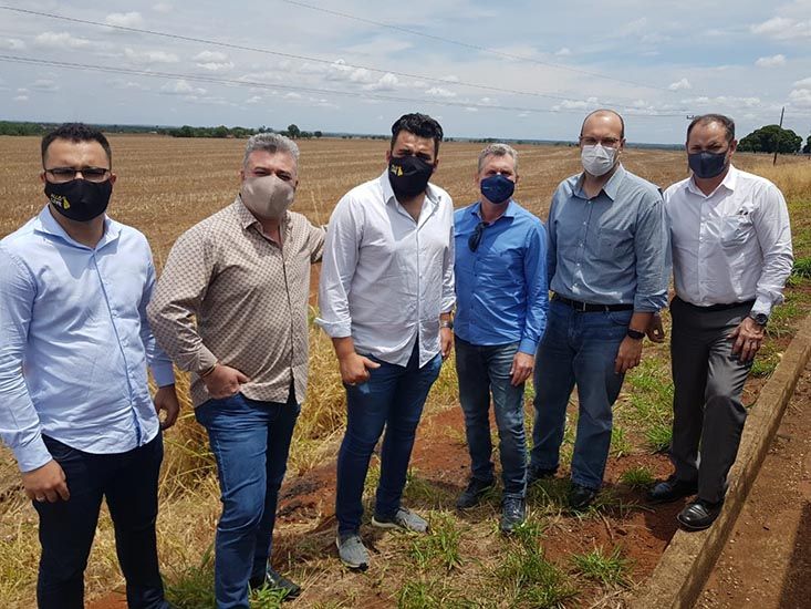 Técnicos do governo de Goiás com representantes de grupo empresarial em Acreúna: investimento milionário