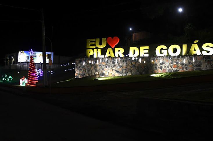 Até o letreiro de “eu amo Pilar†foi decorado com arranjos natalinos: espÃrito de Natal presente em Pilar