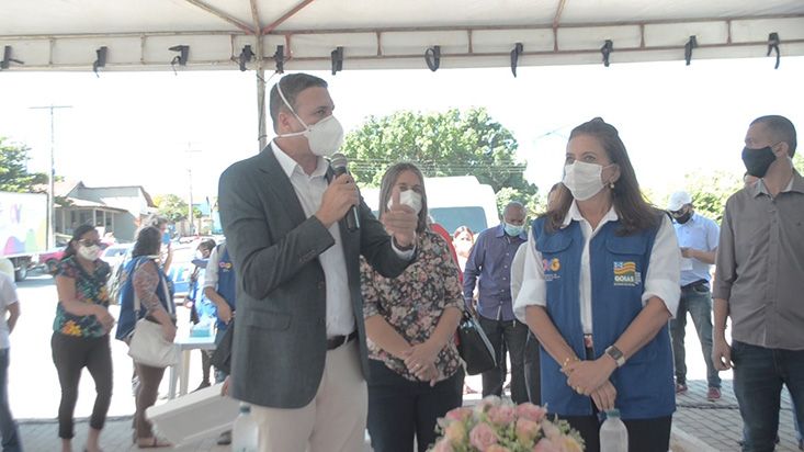 Prefeito Cleber e Gracinha durante lançamento de programa em Nova América: mais ação social na cidade