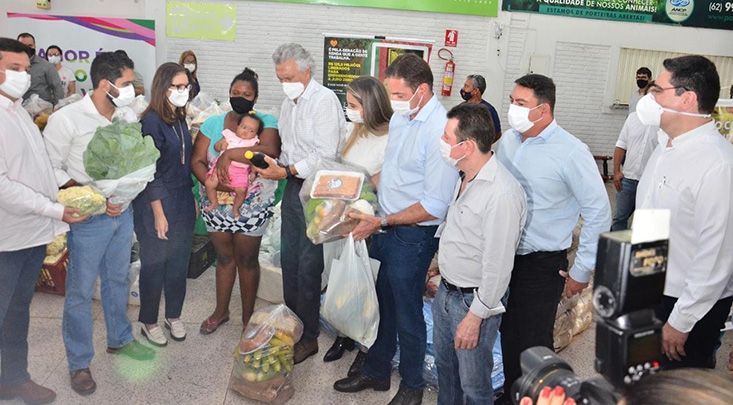 Governador Ronaldo Caiado com a prefeita Vanuza Valadares, moradores e autoridades para anúncio de programa a produtores rurais
