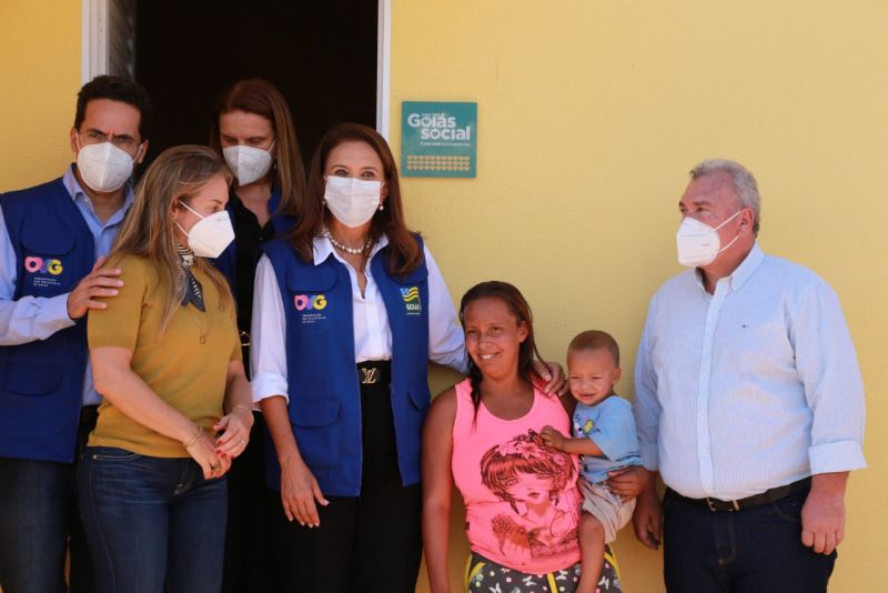 Primeira-dama do Estado, Gracinha Caiado, com o prefeito Moretson, de Americano no Brasil, juntamente com moradora e seu filho e autoridades