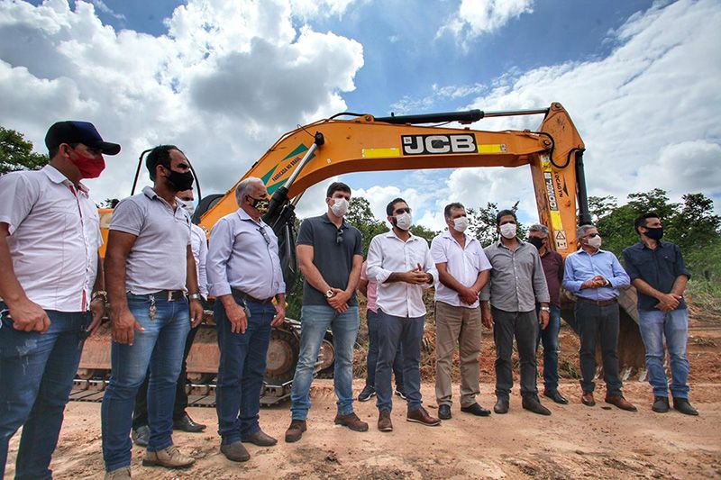 Lincoln Tejota com autoridades visitam o canteiro de obras na GO-336, entre Crixás e Nova Crixás