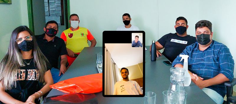 Prefeito Gilber com representantes do jogador durante reunião por meio de aplicativo: parceria e esporte
