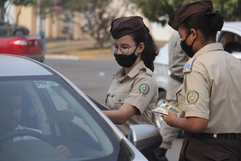 Alunos do colégio militar entregam planfetos para condutores de carrosAlunos do colégio militar entregam planfetos para condutores de carros