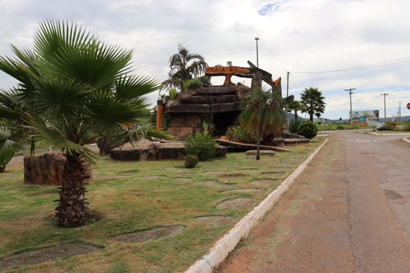 Avenida que dá acesso à Praia do Sol também está recebendo retoques para receber turistas na cidade