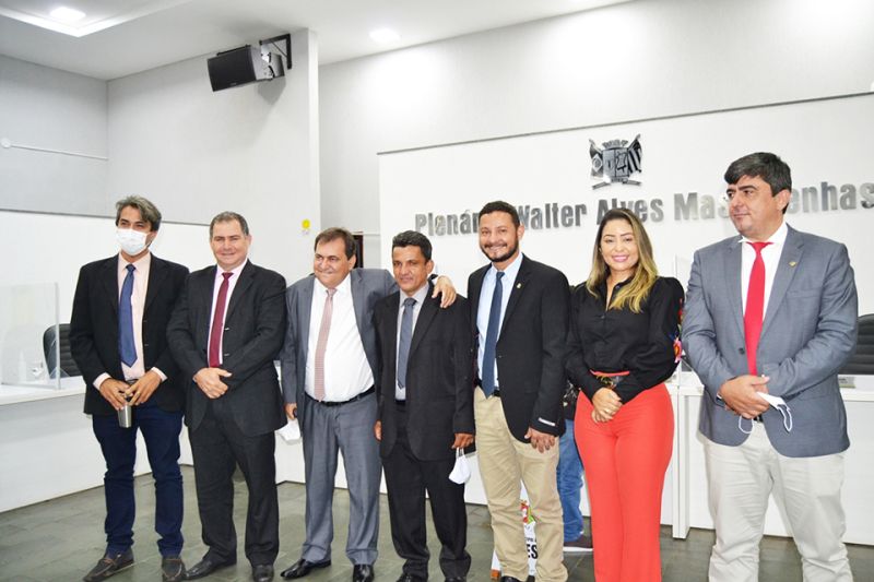 Vereadores celebram nova mesa diretora que vai comandar o Poder Legislativo da cidade de Ceres: foco na fiscalização do Executivo local