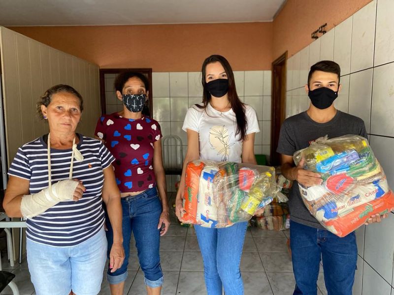 Comunidade recebe cestas de alimentos neste final de ano: ação possível graças às parcerias realizadas
