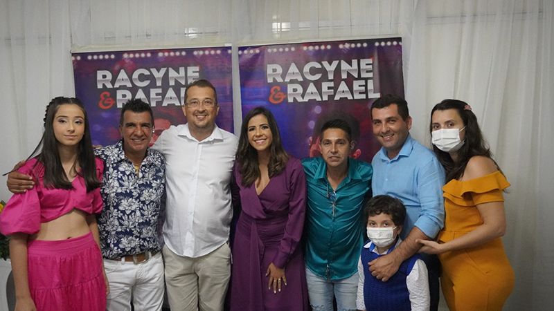 Nei Canela e familia com dupla sertaneja que se apresentou em Uruana no final do ano de 2021: sucesso