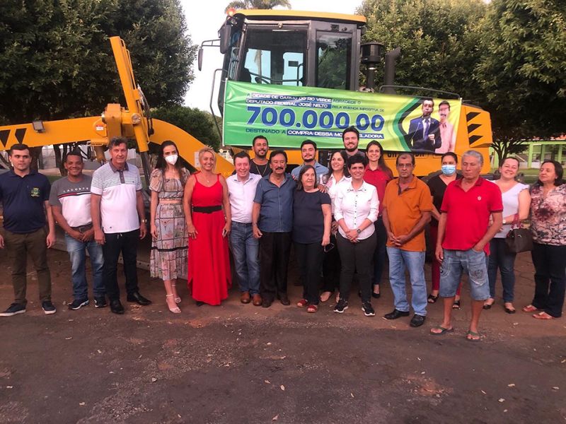 José Nelto, prefeito Geraldo Reis e moradores de Carmo do Rio Verde: parceria que rende benefícios