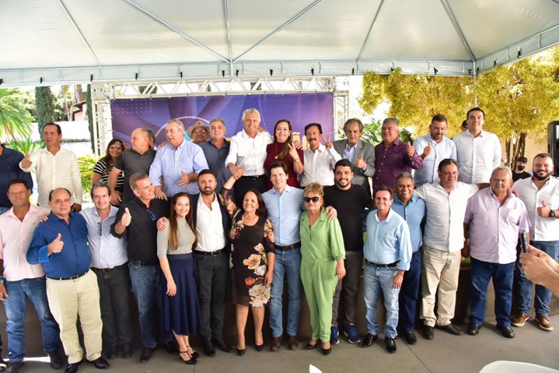 Caiado e Daniel Vilela com prefeitos de 28 cidades que hipotecaram apoio à reeleição do governador nas eleições