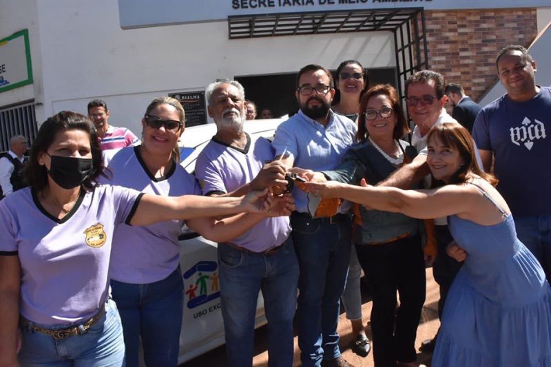 Conselheiros recebem chaves de carro novo: atendimento vai melhorar em todo o município com o veículo