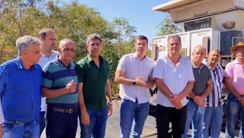 Prefeito e vice recebem visita de secretário e fiscalizam obras em rodovia que vai até cidade de Nova Crixás