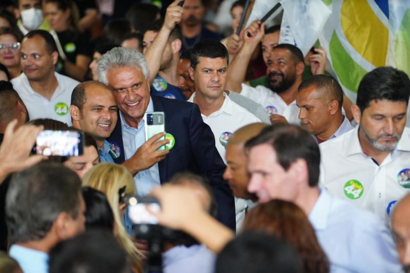 Ronaldo Caiado é recebido por uma multidão de servidores do Legislativo goiano que apoiam sua reeleição