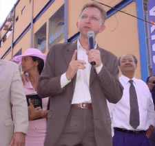 O deputado João Campos faz discurso em Niquelândia, durante ato público do 24º Congresso da Usadego: ‘Iris Rezende faz uma administração comum’