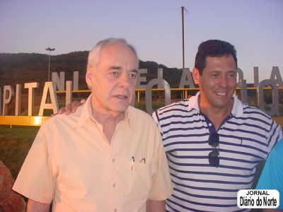 Reinhold Stephanes com o prefeito Ronan Batista, em Niquelândia: visita de cortesia e apoio à festa