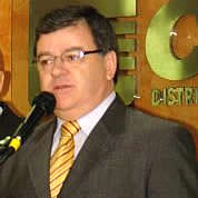 Deputado Júlio da Retífica, Perinácio Saylon e o presidente da Celg, Ênio Branco, durante comemoração do aniversário do diretor comercial: não à privatização