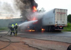 Bombeiros tiveram muito trabalho para conter fogo das carretas