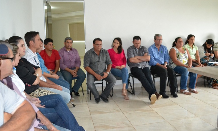 Prefeito Ziquinho com advogados, contadores e servidores para anunicar reajuste salarial em SÃ£o PatrÃ­cio