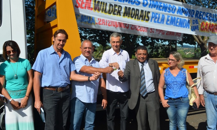 Janduhy recebe chaves de veÃ­culo, fruto de emenda do senador Wilder Morais, das mÃ£os de Paulo Carneiro