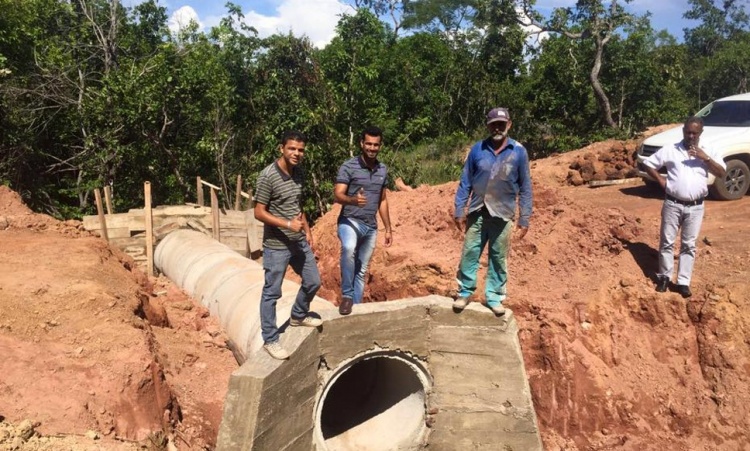 SÃ¡vio acompanha trabalho de contruÃ§Ã£o de bueiro em Pilar de GoiÃ¡s