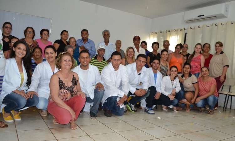 Primeira-dama Divina Cordeiro com acadÃªmicos, idosos e servidores da prefeitura:  palestra sobre saÃºde