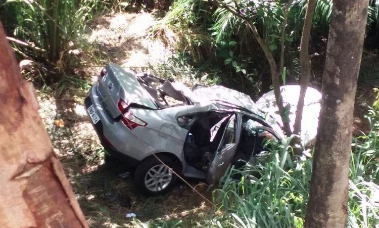 VeÃ­culo acidentado. Morreram pai e filha