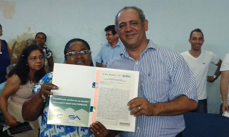 Janduhy entrega escritura definitiva para dona Iracema em Rialma
