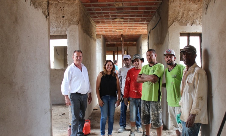 Prefeita Ana Maria com o esposo EmÃ­lio vistoriam obras de UBS em Guarinos: saÃºde com melhor atendimento