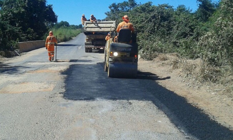 Trecho da rodovia entre MambaÃ­ e BuritinÃ³polis sendo reformado