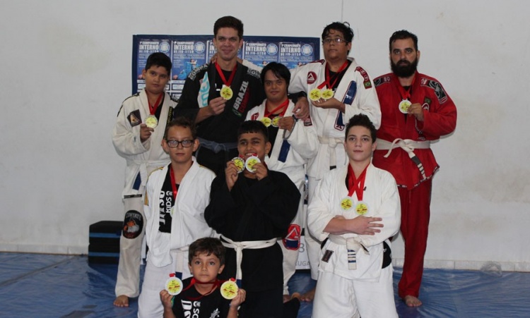Alunos da Academia Impacto com suas medalhas: prÃªmio Ã  inclusÃ£o