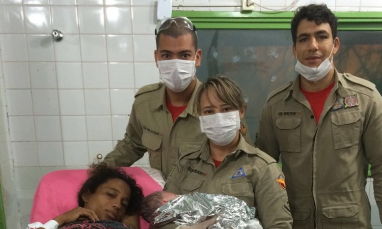 A mÃ£e Edione com a filha e os Bombeiros: aÃ§Ã£o profissional dos militares