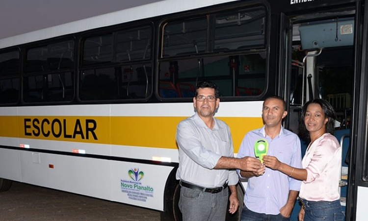 Presidente Fiote entrega chaves do Ã´nibus ao prefeito Davi e Ã  secretÃ¡ria Gilvanita