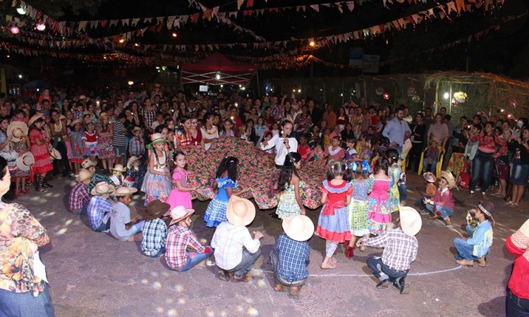 CrianÃ§as em Carmo do Rio Verde durante o arraiÃ¡ na cidade: uma festa que marca a histÃ³ria do municÃ­pio