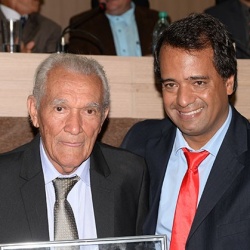 Presidente JosÃ© Uilton entrega tÃ­tulo ao engenheiro Herculano, pioneiro na cidade