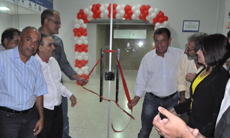 JosÃ© AurÃ©lio e Luiz Teixeira com autoridades na inauguraÃ§Ã£o da UBS