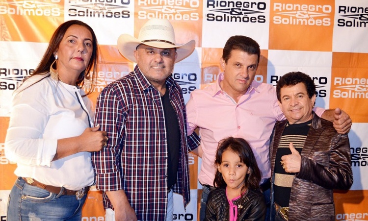 Maria JosÃ© (primeira-dama) com SuÃ©lio e a dupla Rio Negro & SolimÃµes no camarim: show fica na histÃ³ria