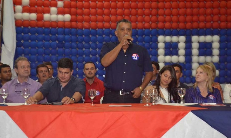 Divan Resende discursa durante convenÃ§Ã£o em Uruana: apoio de vÃ¡rias lideranÃ§as e de parlamentares