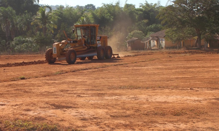 MÃ¡quinas trabalham na abertura de ruas de novo loteamento na cidade 