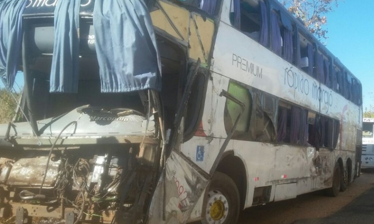 Ã”nibus que se envolveu em acidente na BR-153