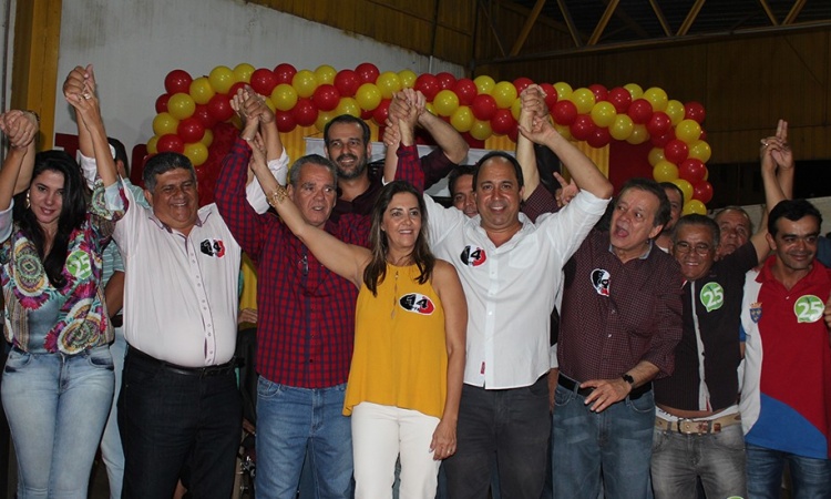 Ao lado da esposa e de lideranÃ§as polÃ­ticas, Lineu OlÃ­mpio tem seu nome aclamado para uma nova disputa