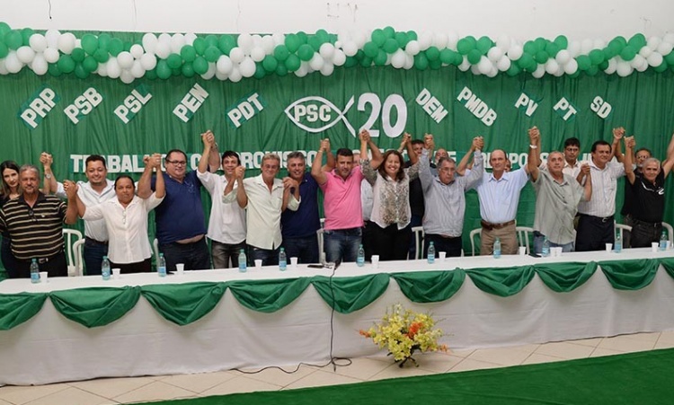 A prefeita Adailza Crepaldi com lideranÃ§as polÃ­ticas de SÃ£o Miguel do Araguaia e o seu candidato a vice Major Carneiro: na luta pela reeleiÃ§Ã£o