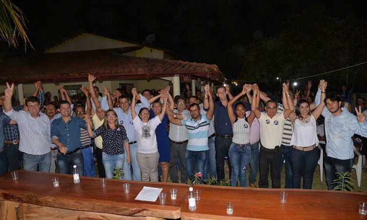 JÃºnior do Jonas e Maria Vaz com autoridades, convidados e os prÃ©-candidatos a vereador em MutunÃ³polis
