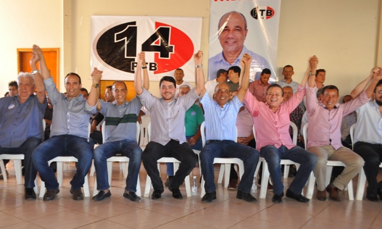 JosÃ© AurÃ©lio com aliados durante a sua convenÃ§Ã£o em NiquelÃ¢ndia: forÃ§a para seguir no comando da prefeitura 