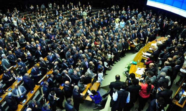 Deputados no plenÃ¡rio da CÃ¢mara Federal: dÃ­vidas dos Estados com a UniÃ£o entra em pauta esta semana