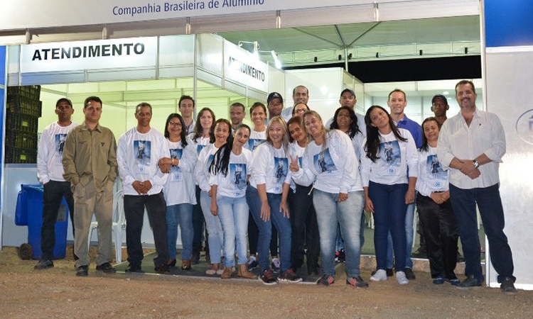 Equipe da Votorantim no espaÃ§o destinado aos romeiros que vÃ£o ao MuquÃ©m: aÃ§Ã£o revela valorizaÃ§Ã£o da empresa com costumes e cultura local