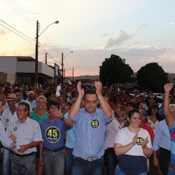 Centenas de pessoas saem em caminhada pelas ruas da cidade de Ceres: promessa de visitar todas as casas