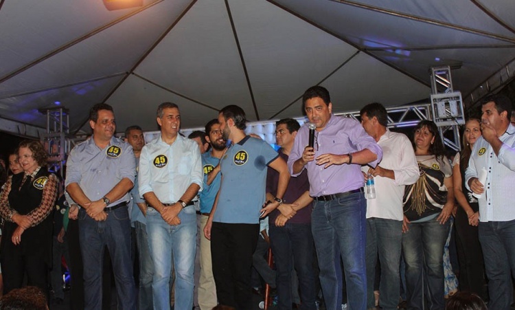 LÃºcia VÃ¢nia, Rafaell, JosÃ© Eliton, Alexandre Baldy observam Talles Barreto discursar em Ceres: reta final de campanha e muita animaÃ§Ã£o