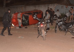 Policiais ao lado do carro usado pelos bandidos