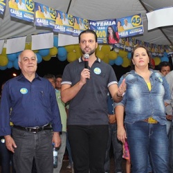 CÃ¡ssia com Levino, Helio de Sousa e Alexandre Baldy durante comÃ­cio em CirilÃ¢ndia