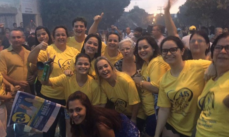 CÃ¡ssia Dourado com eleitores apÃ³s confirmar vitÃ³ria nas urnas na disputa eleitoral em Santa Isabel de GoiÃ¡s